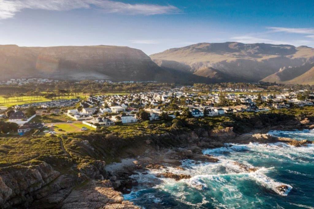 Wild Waters At Kraal Rock On The Cliffs In Hermanus Exterior foto