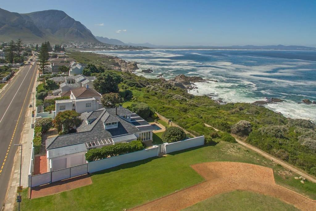 Wild Waters At Kraal Rock On The Cliffs In Hermanus Exterior foto